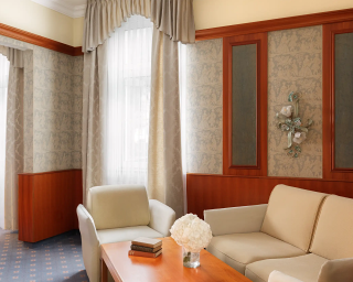Hotel Suite mit Balkon und Wohnzimmer