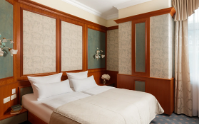 Hotel Suite mit Balkon und Badewanne in der Eifel