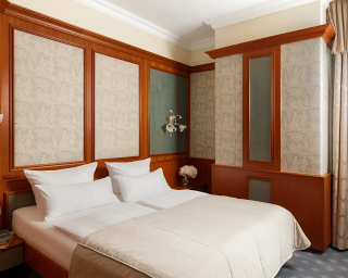 Hotel Suite mit Balkon und Badewanne in der Eifel