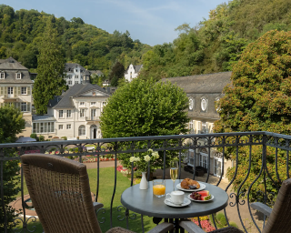 Balkon der Junior Suite mit Parkblick und Frühstück 