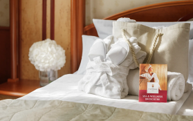 Wellnesstasche mit Bademantel auf dem Bett